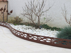 Décoration de jardin avec bordures métalliques  