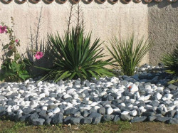 Décoration de jardin avec galets blancs naturels  